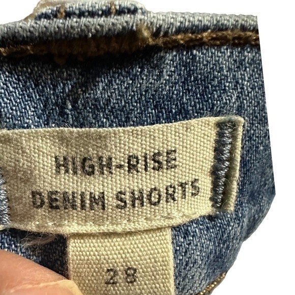 Madewell high-rise shorts frayed bottoms, size 28. Good condition. 98% cotton. - Picture 6 of 6